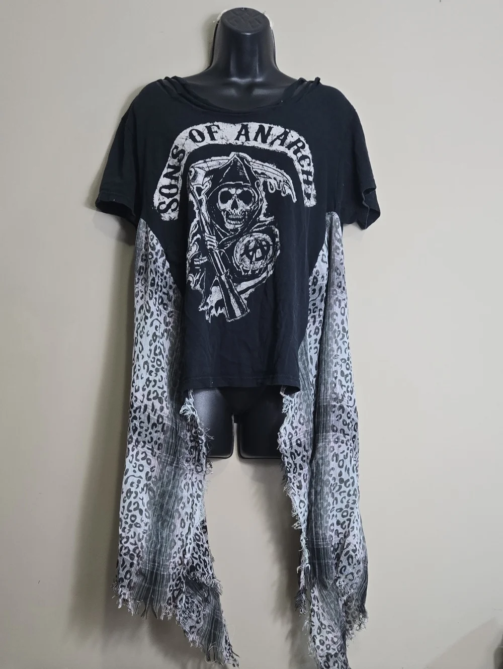 Upcycled t-shirt - Picture 1 of 2
